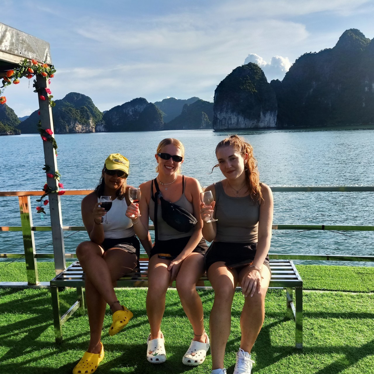 Du Lịch Hạ Long Trong Ngày, thăm vịnh bằng Tàu Sắt, ô tô đi Cao Tốc, chất lượng quốc tế.