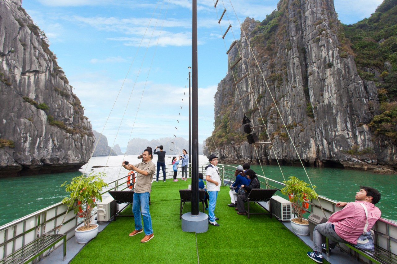 Du Lịch Hạ Long Trong Ngày, thăm vịnh bằng Tàu Sắt, ô tô đi Cao Tốc, chất lượng quốc tế.